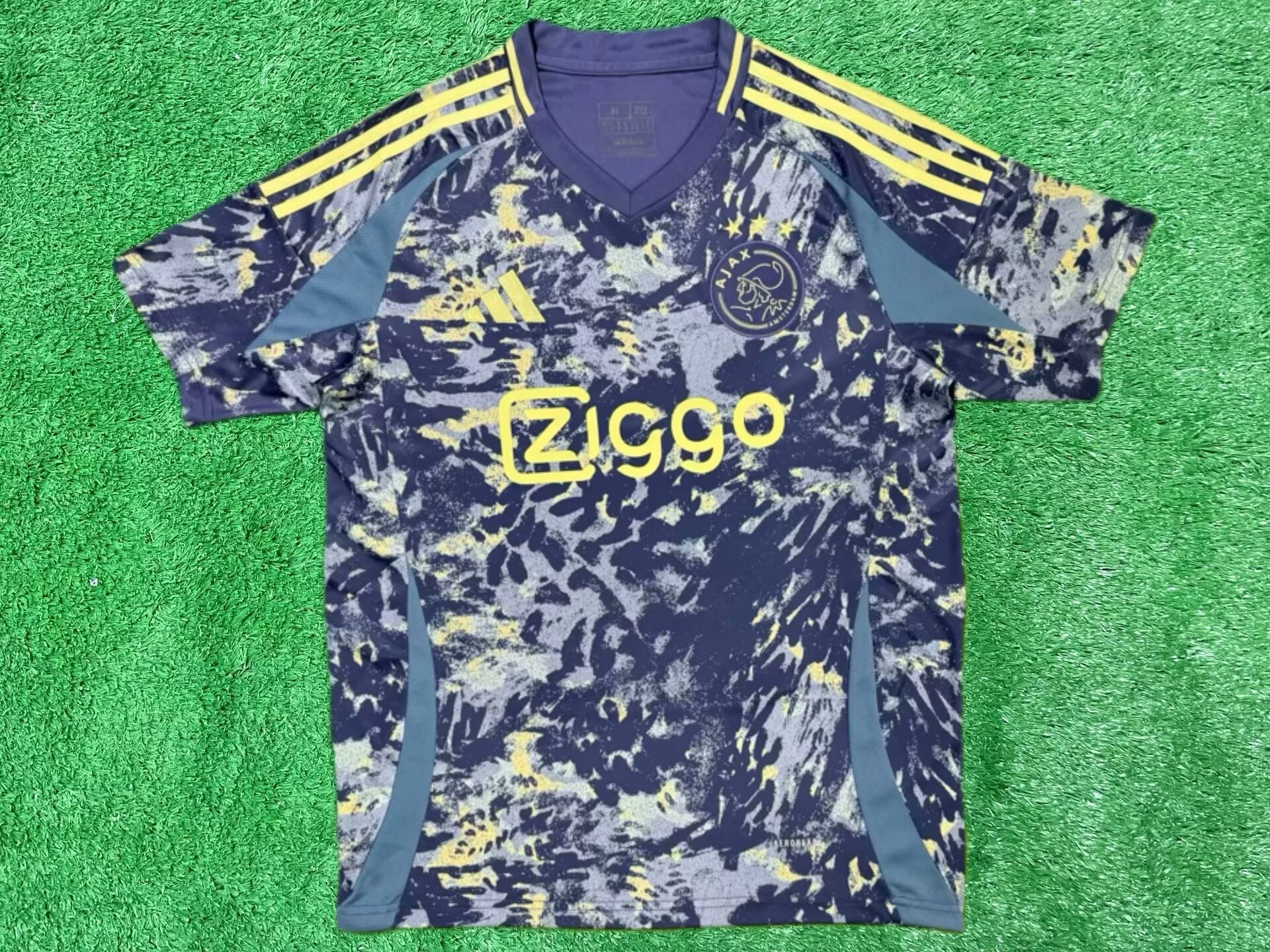 Fans version 24/25 AJAX away