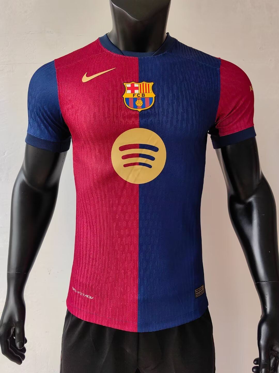 Player Version 24/25 Barcelona home New commercial