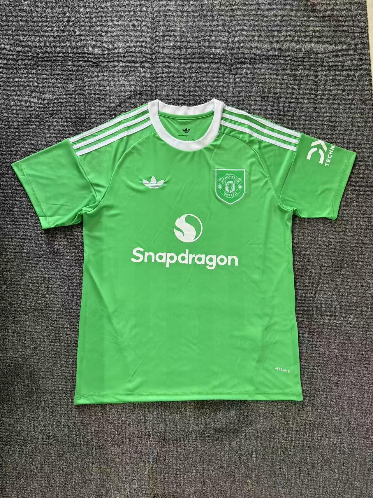 Fans Version 25/26 Manchester United goalkeeper Green 