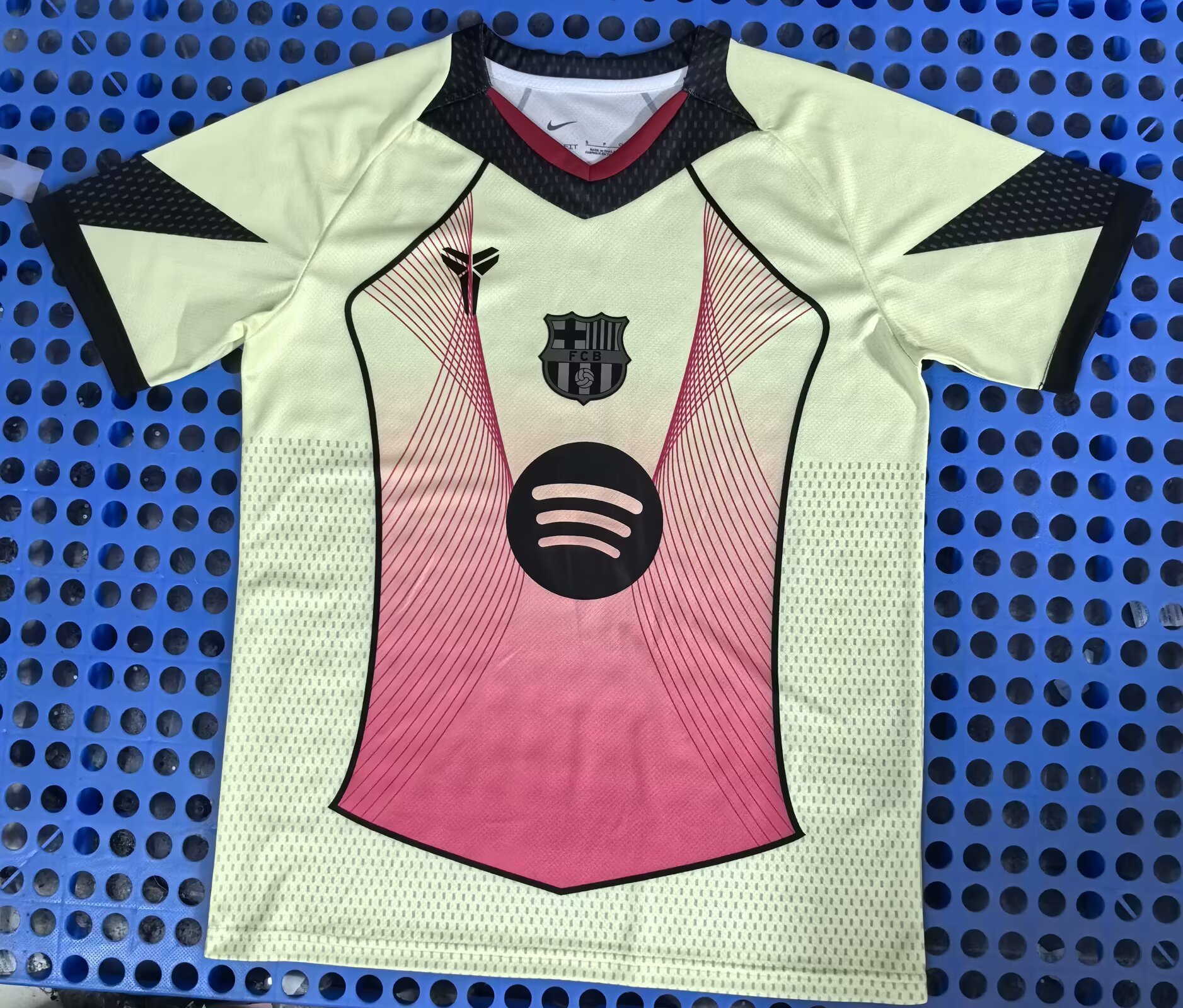 Fans Version 25/26 Barcelona Concept Light Yellow 
