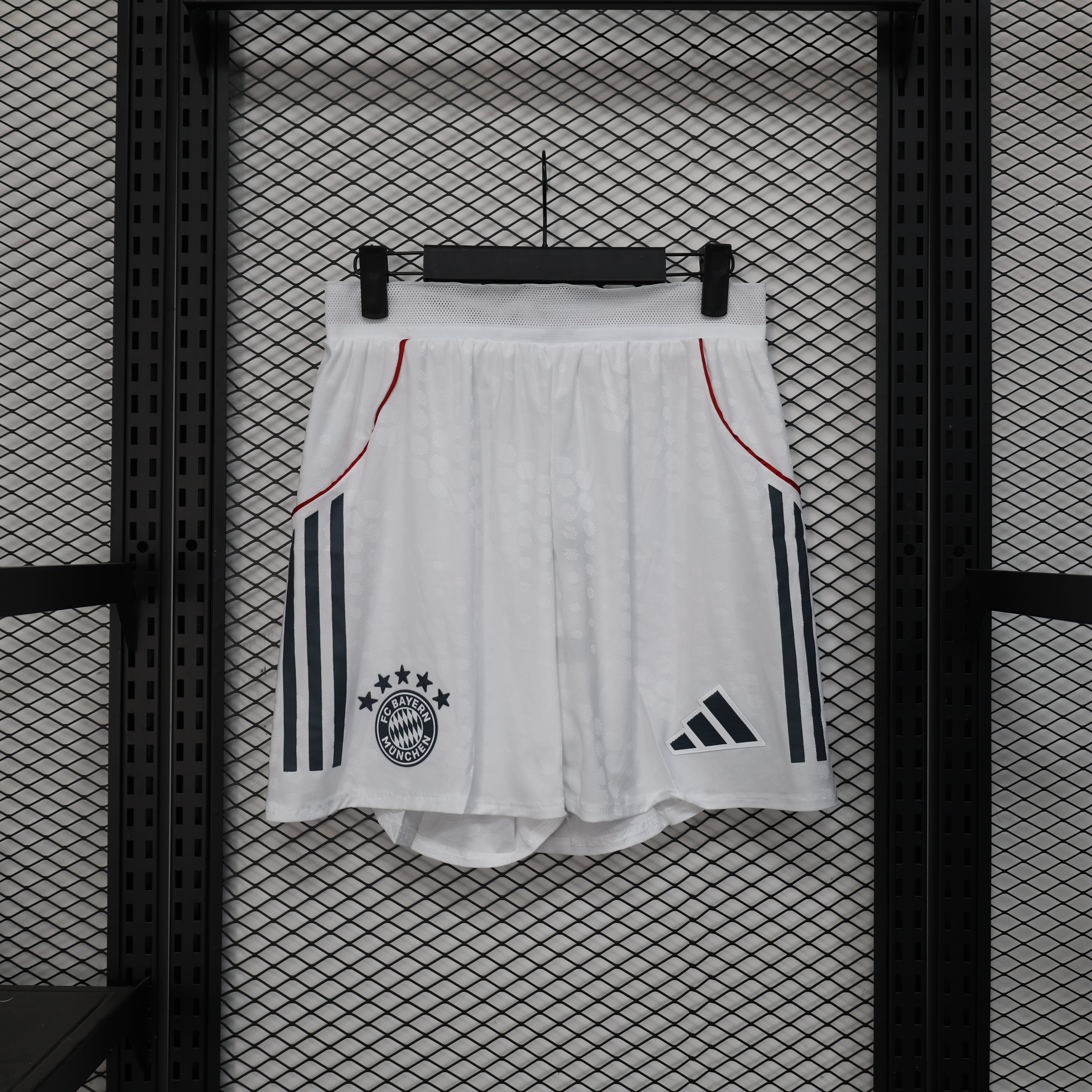 Player version 25/26 Bayern home shorts