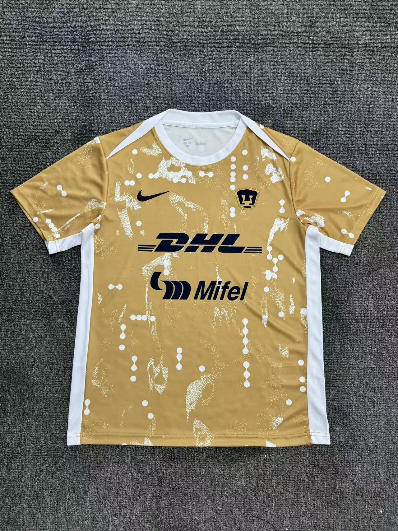Fans Version 25/26 Pumas training suit in yellow