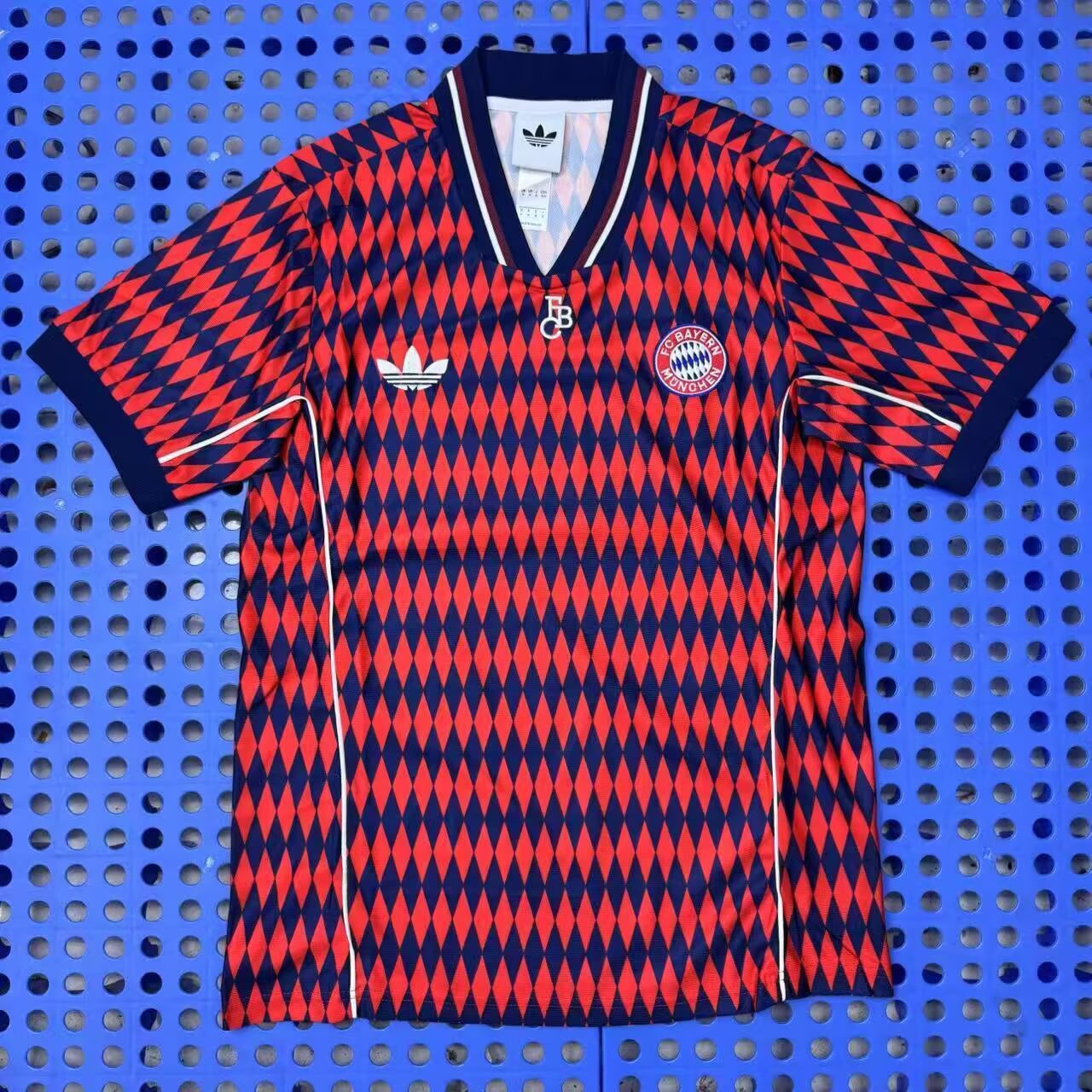 Fans Version 25/26 Bayern retro edition red treasure blue
