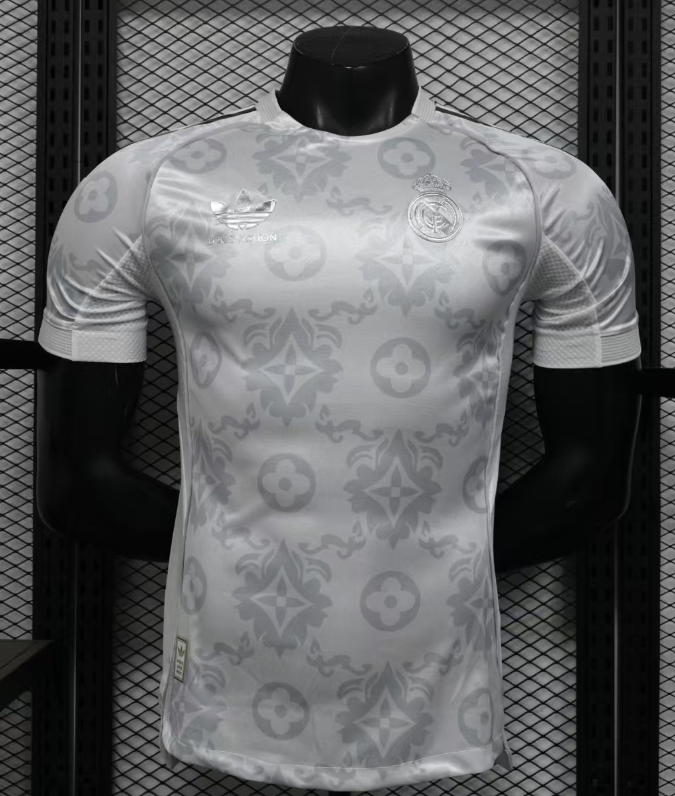 Player Version 25/26 Real Madrid Platinum Edition