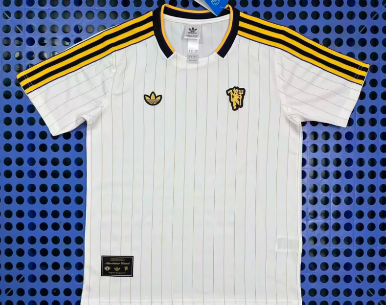 Fan version 25/26   Manchester United Retro Light Beige